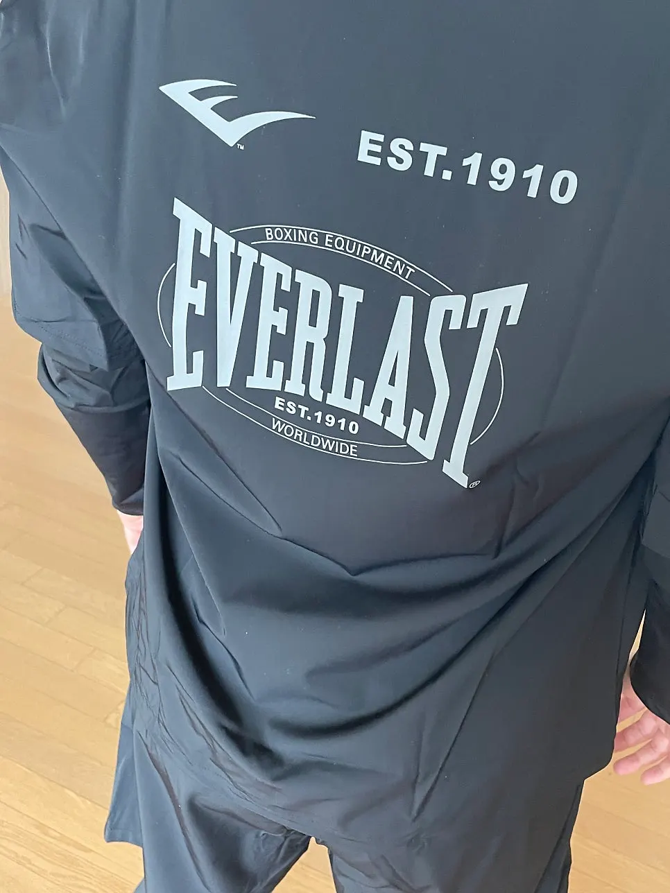 Black workout outfit style with the Everlast Running Crew Set