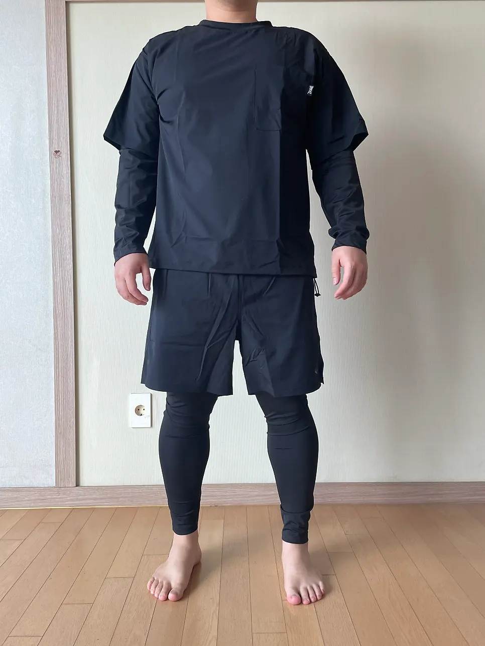 Overall fit of the black Everlast Running Crew Set