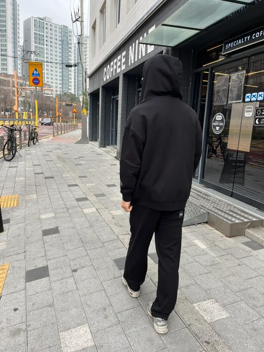 Pocket and seam details on Everlast straight-leg pants