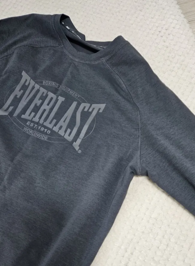 Material and design of the charcoal tracksuit