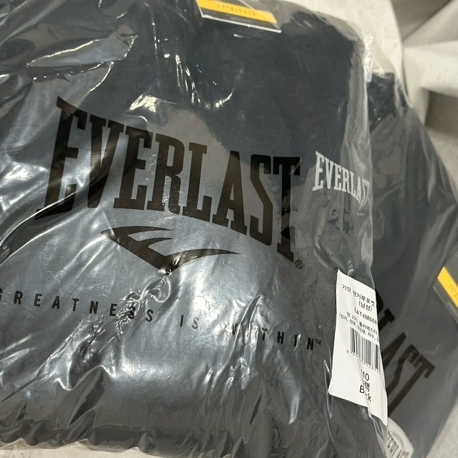 Black fleece tracksuit set contents