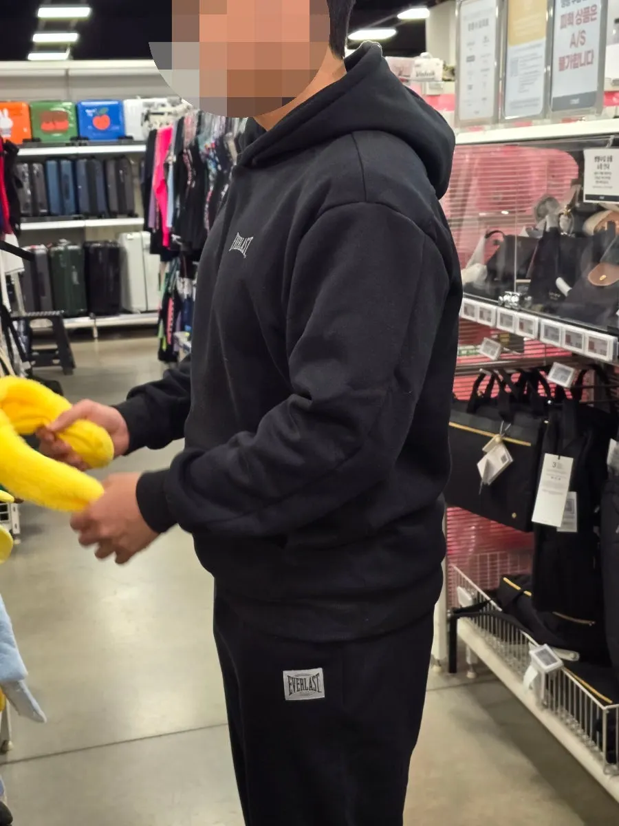 Activewear made up of a hoodie and straight-leg pants