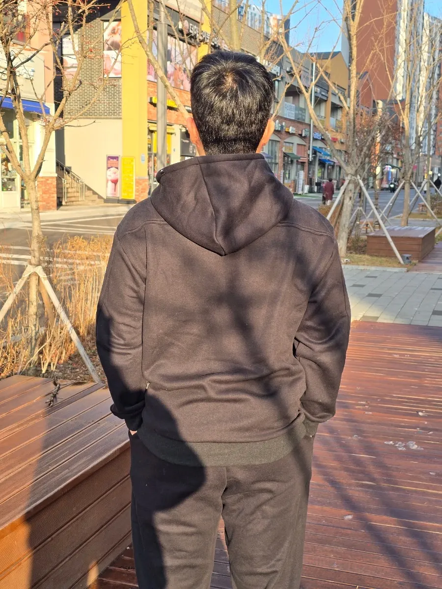 Thick hood and pocket fabric details