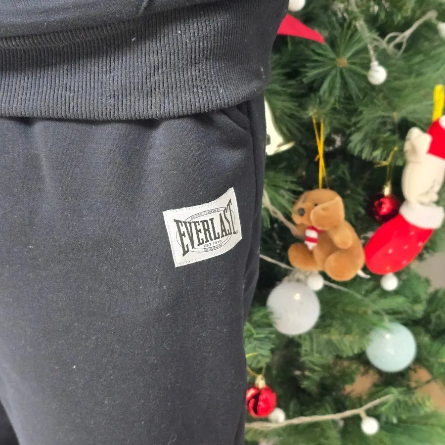 Fleece-lined pants with pockets on both sides
