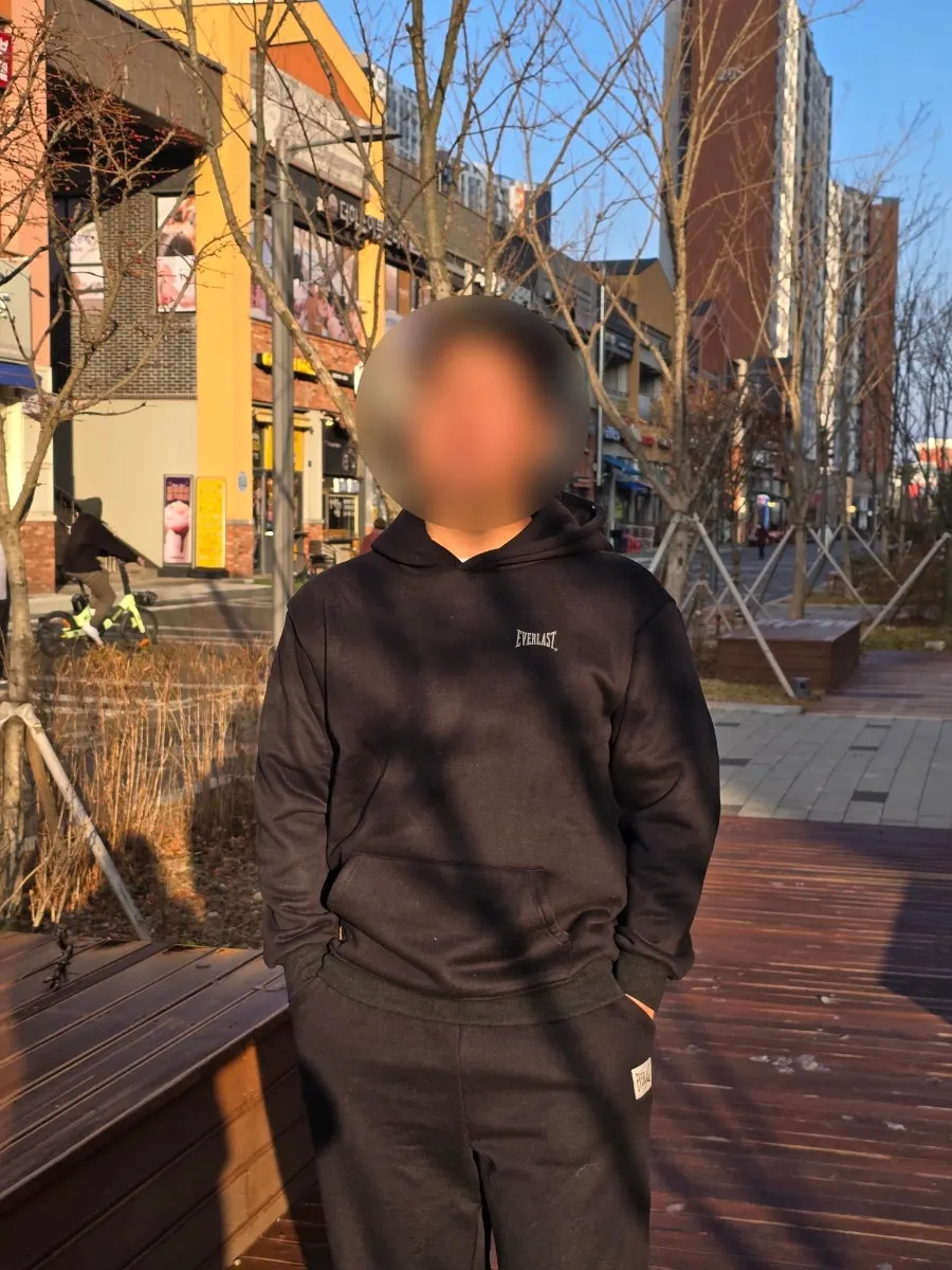 Hoodie with the Everlast logo