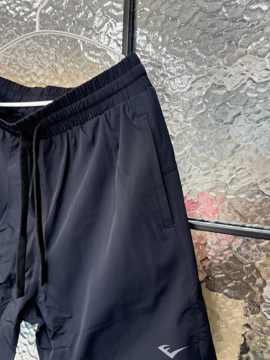 Elastic waistband on the Everlast running outfit bottoms