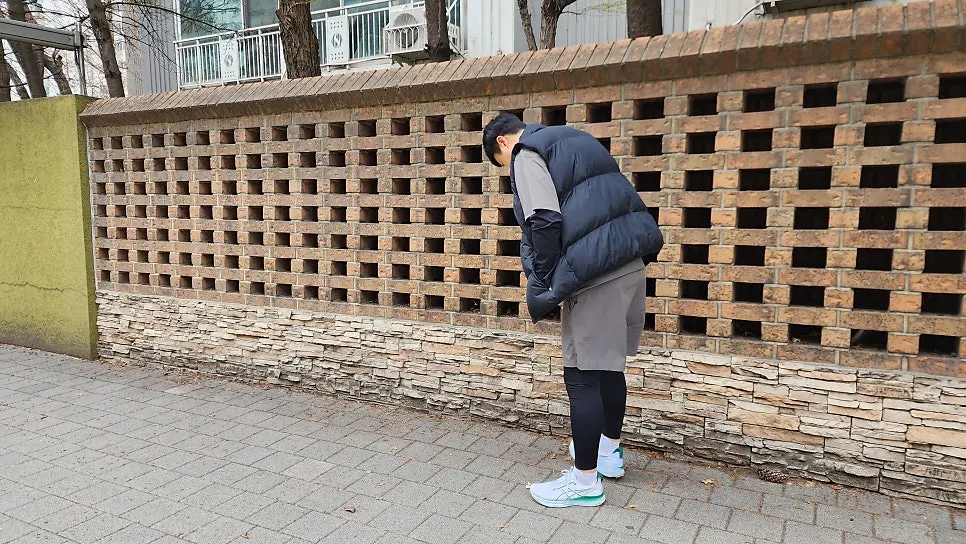 Wearing the Everlast khaki gray running wear set
