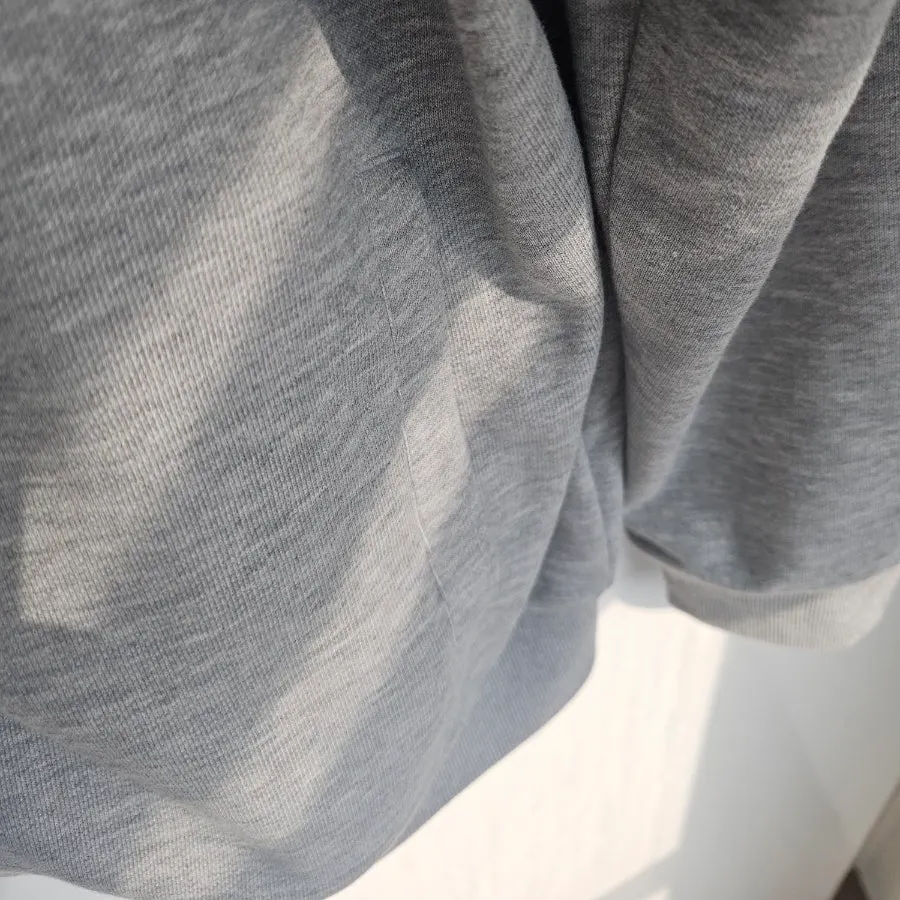 Zipper and pocket details of Everlast workout clothes