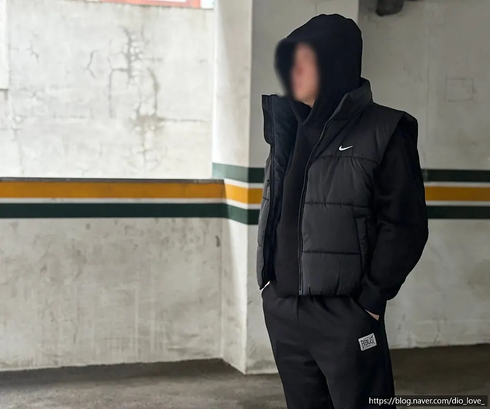 Fit of the black hoodie and straight-leg pants