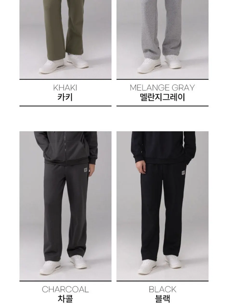 후드티와 팬츠로 구성된 세트