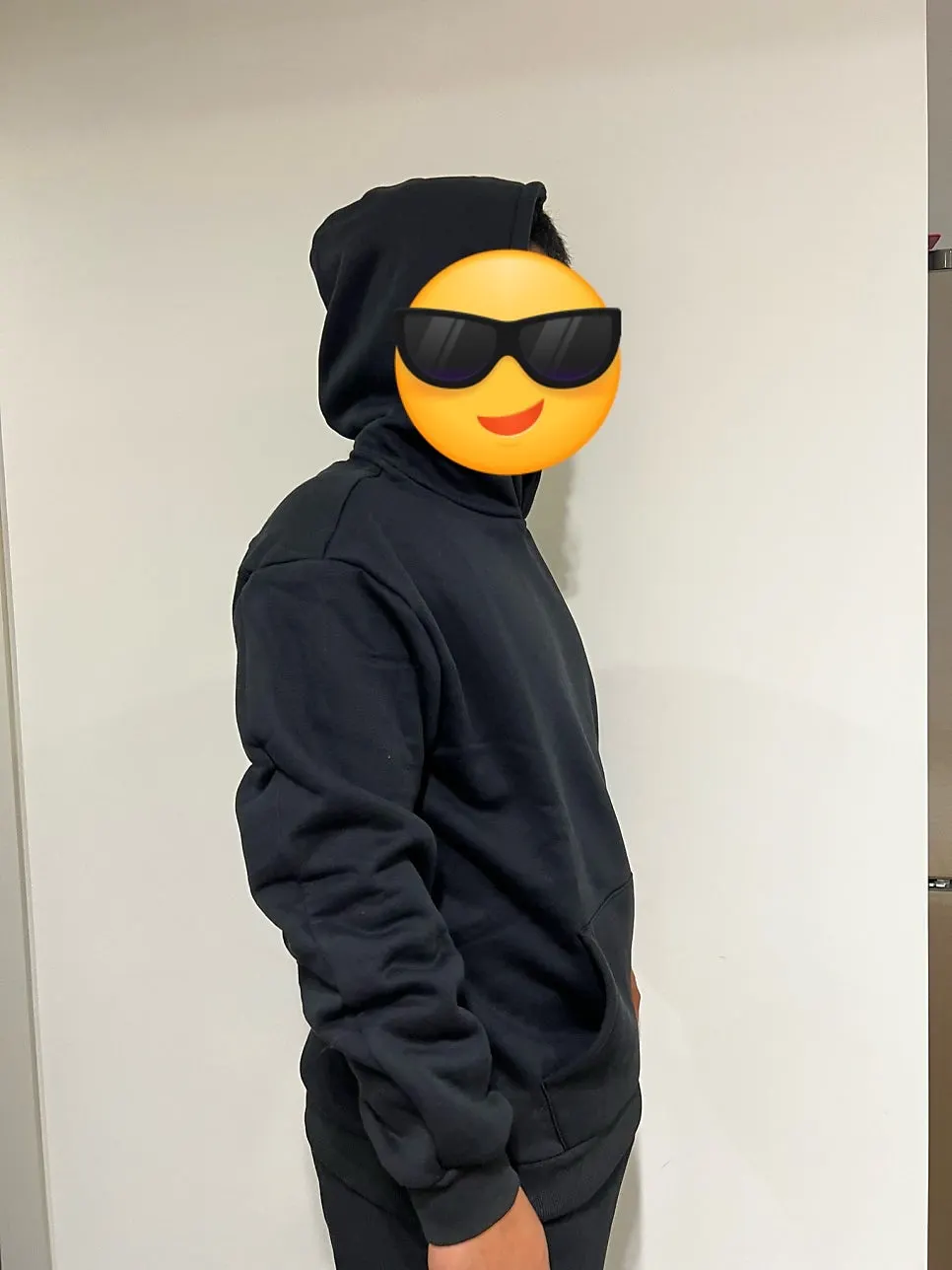 여유핏 후드티와 팬츠 착용 모습