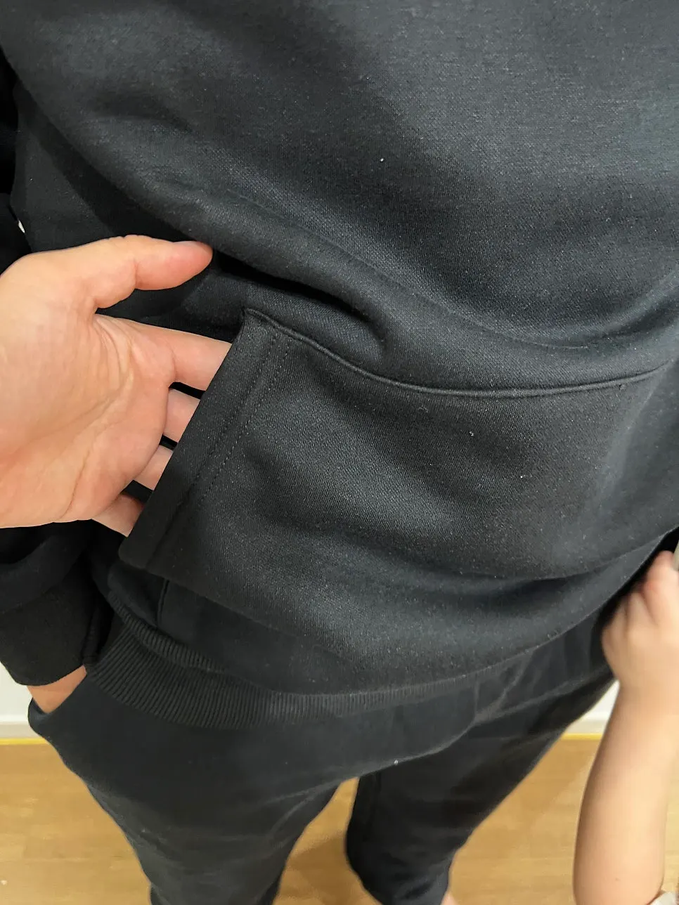 넉넉한 후드와 캥거루 포켓 디테일
