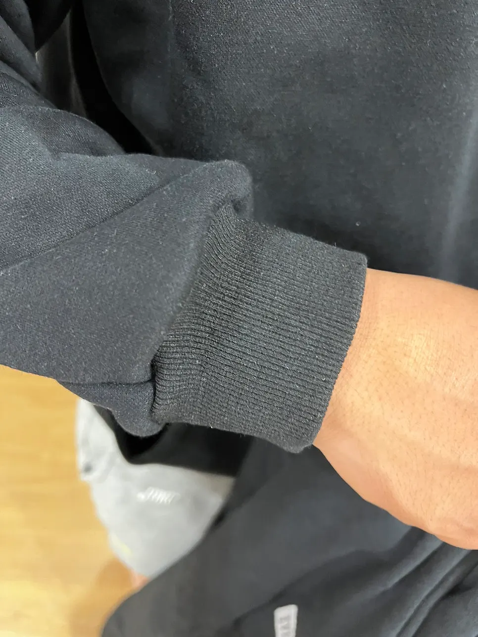 후드티 뒷면 라인과 로고 라벨