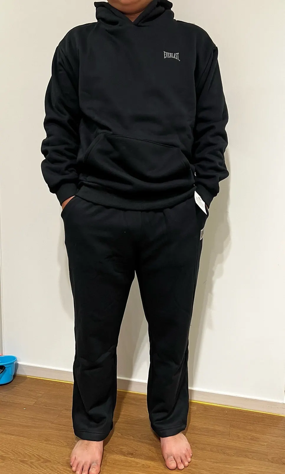 여유 있는 일자핏 트레이닝팬츠 착용