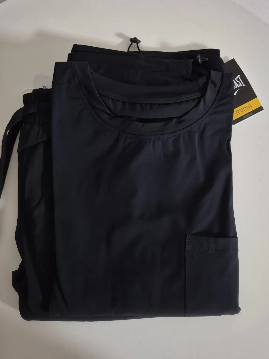Overall worn fit of the Everlast Running Crew Set