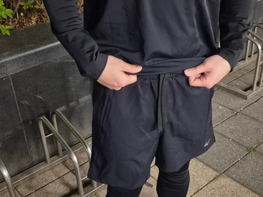 Hem drawstring on the Everlast running T-shirt