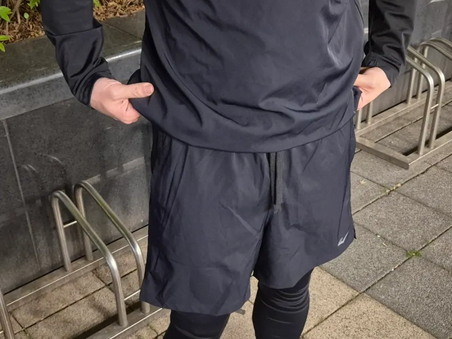 Running wear hem that allows the fit to be adjusted