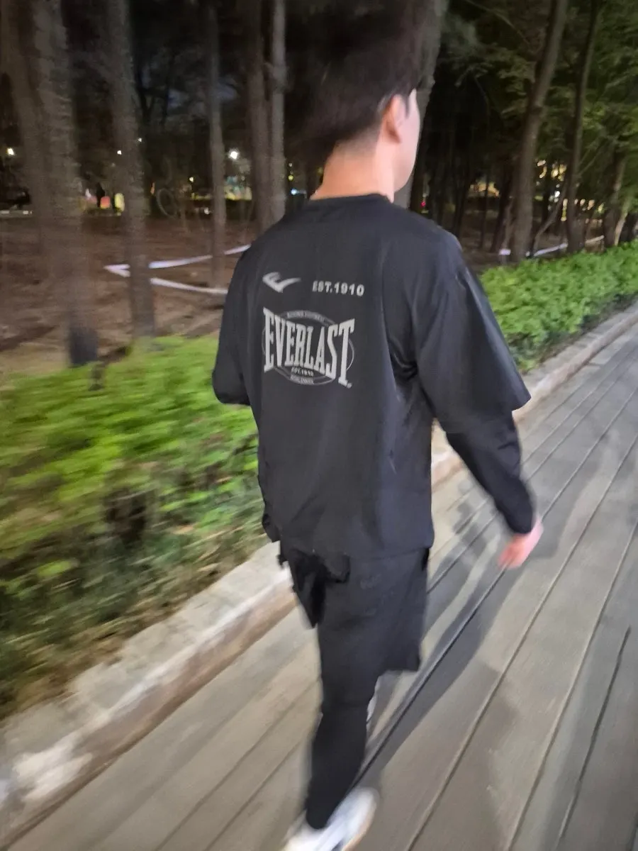 Everlast Running Crew Set worn as workout clothing
