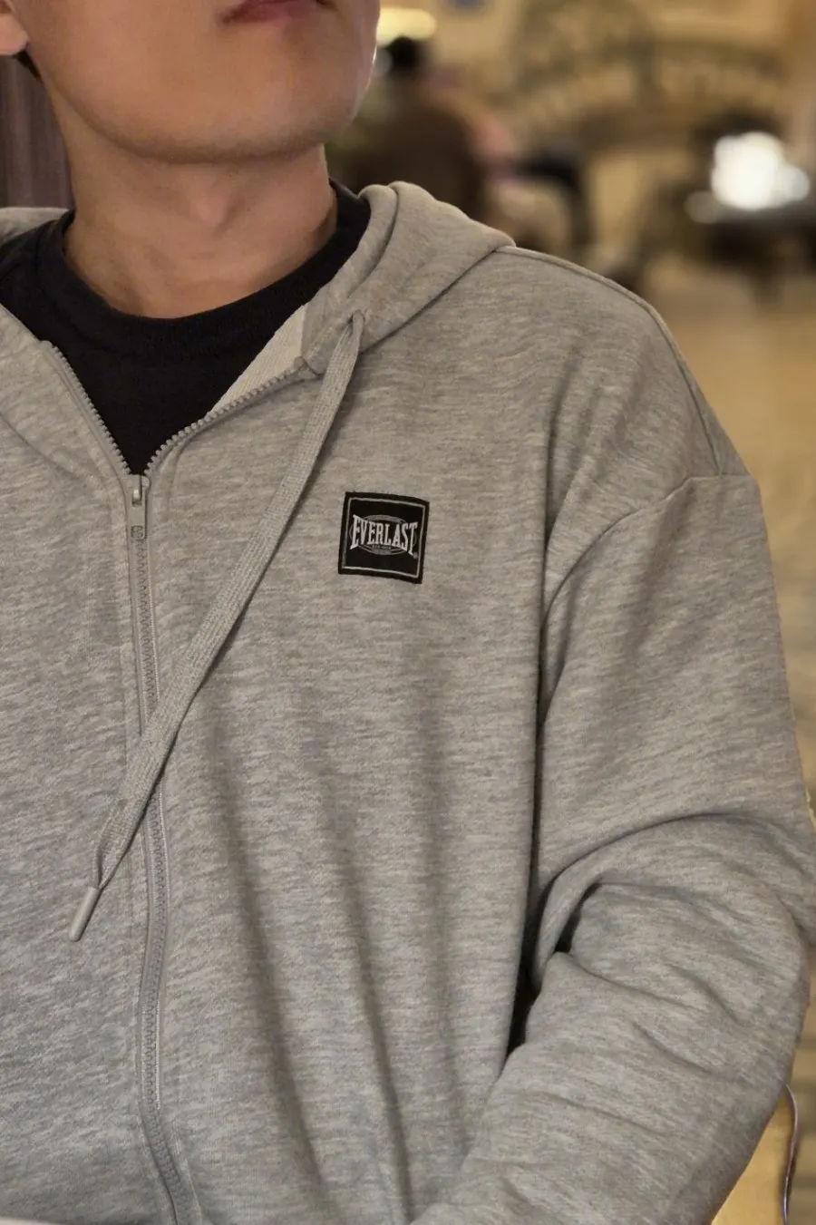 Training wear with a relaxed top and neat-fitting bottoms