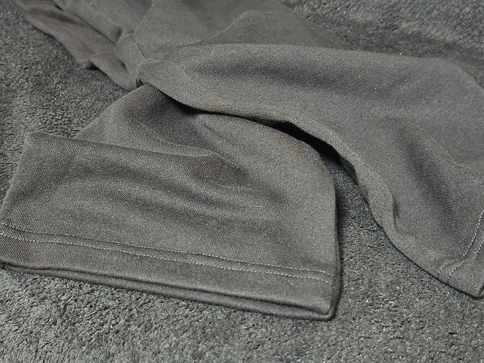 Detailed finishing on the Everlast Mini Terry hood zip-up