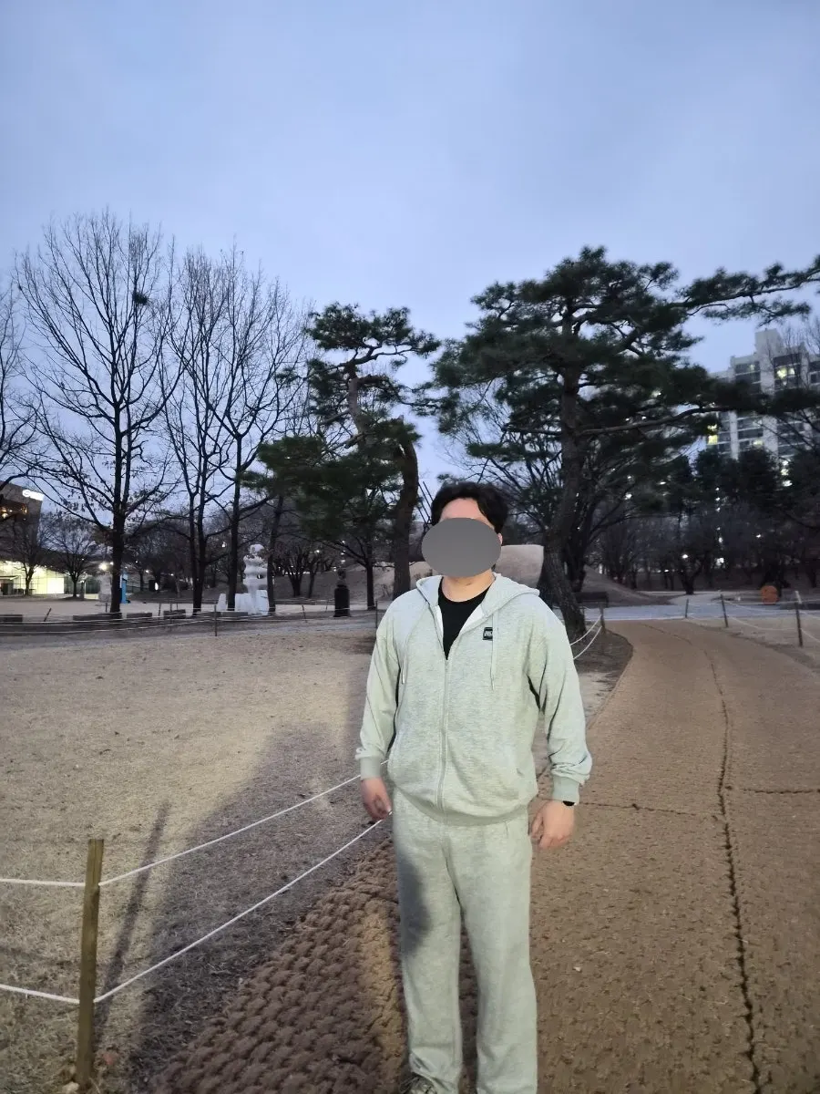 가벼운 외출용으로 고른 남자 트레이닝복