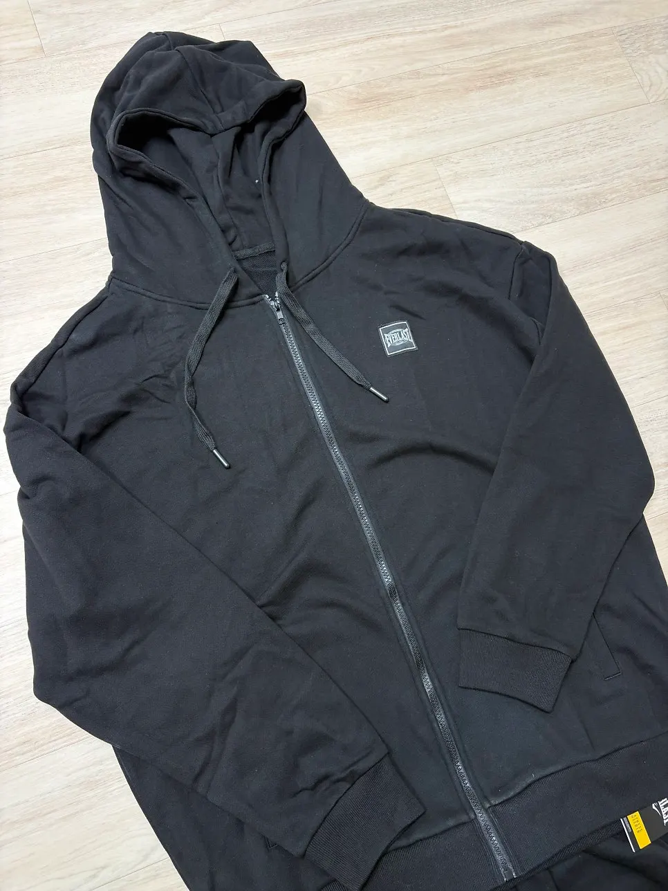 Fabric and shape of the men’s mini terry tracksuit