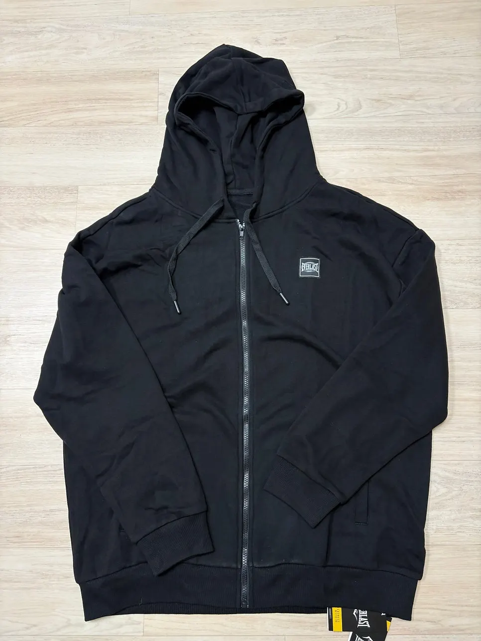 Detailed design of the mini terry hood zip-up and straight-leg pants