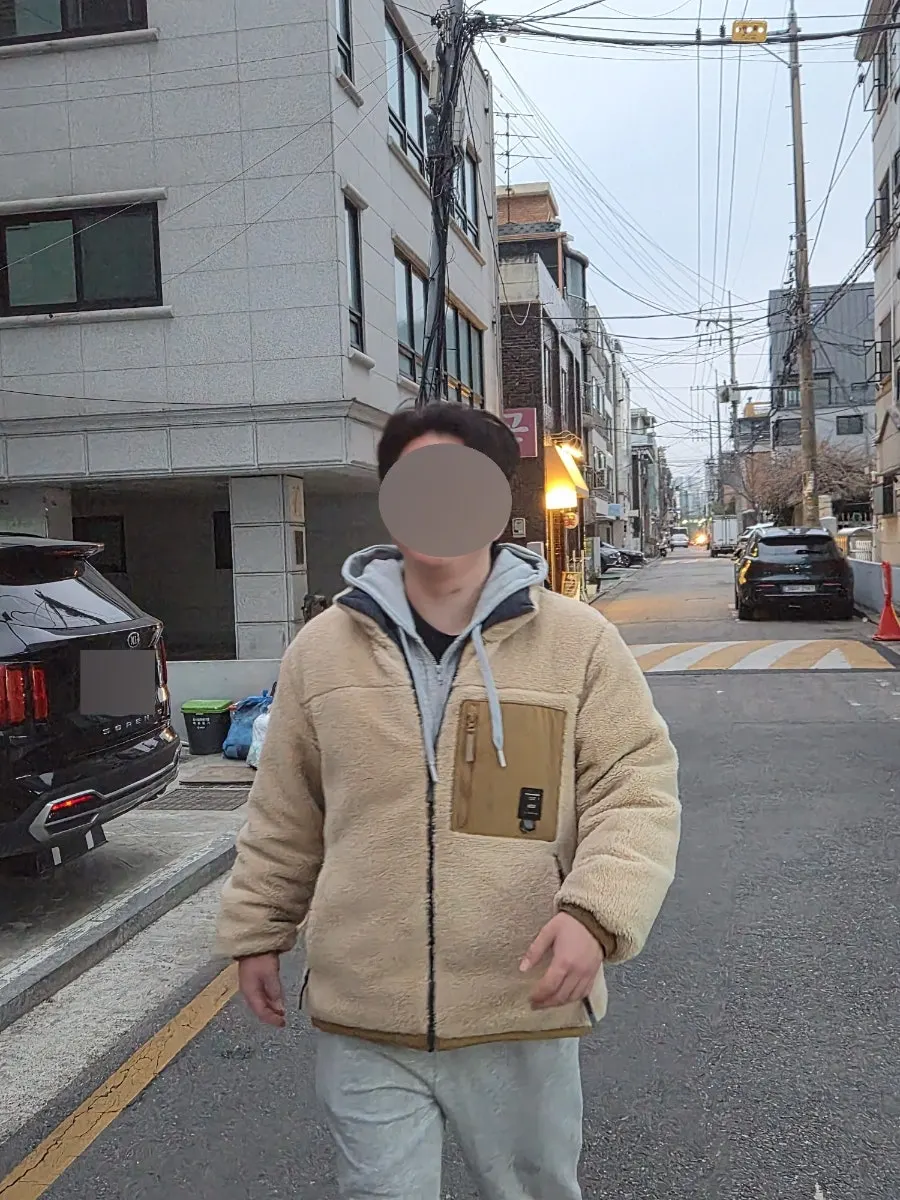 어깨가 넓은 체형의 트레이닝복 착용