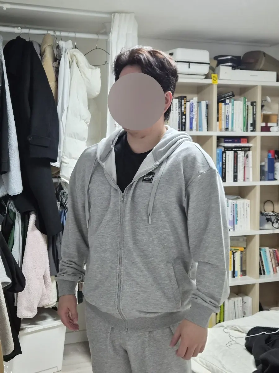 여유 있게 선택한 110 후드집업 착용