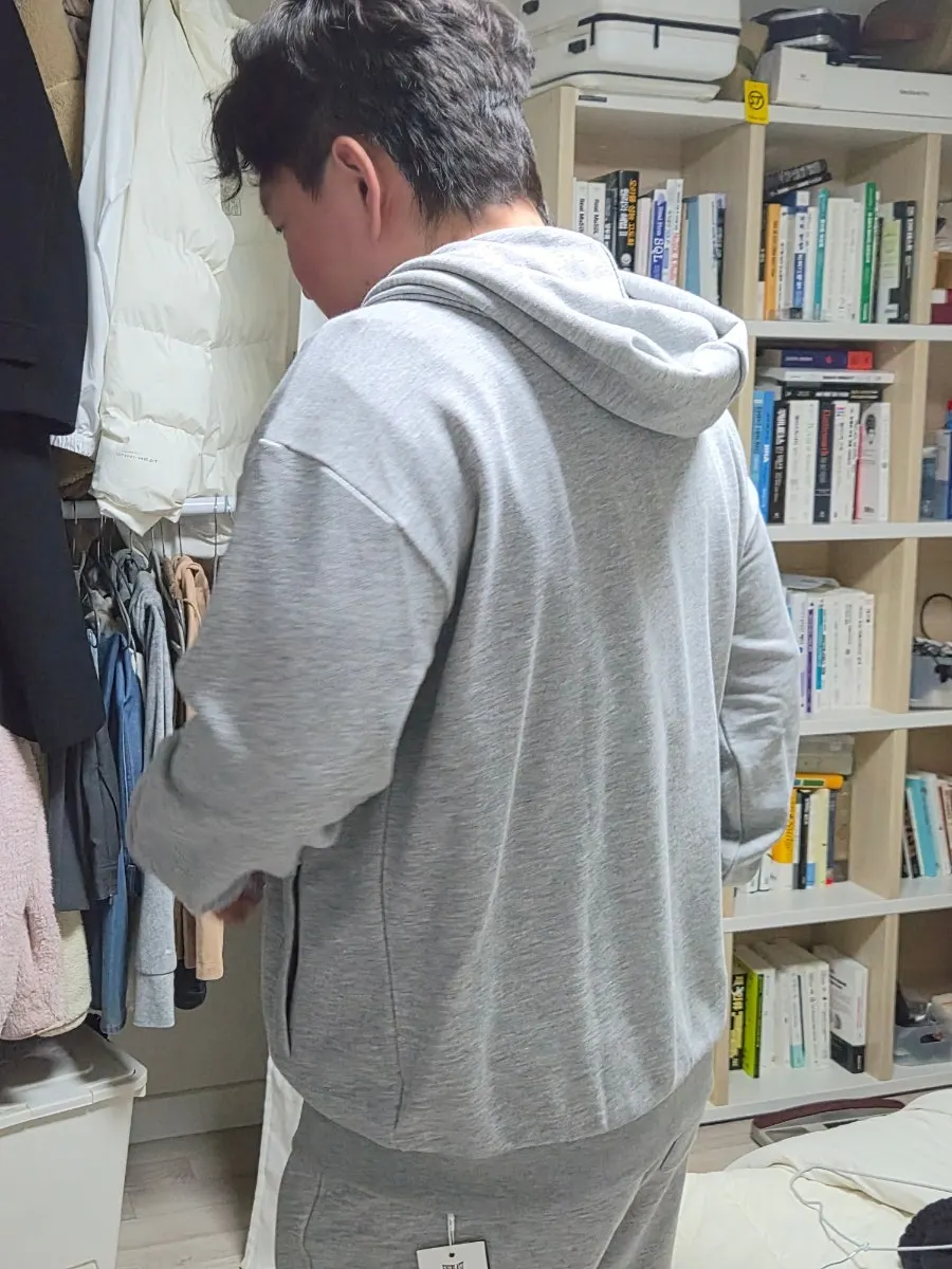 자연스럽게 내려오는 후드집업 어깨선