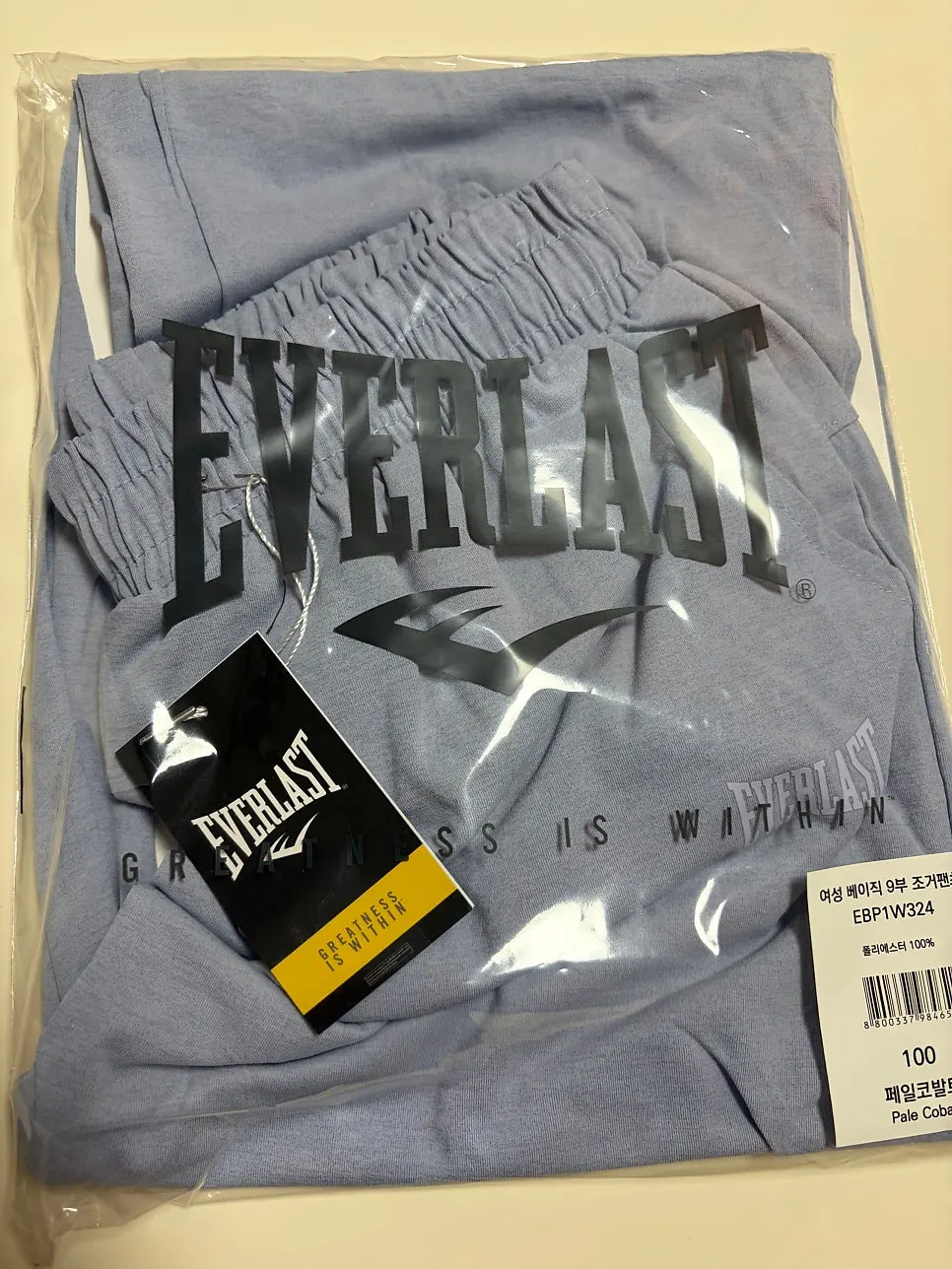 Shoulder fit of the Everlast raglan sweatshirt