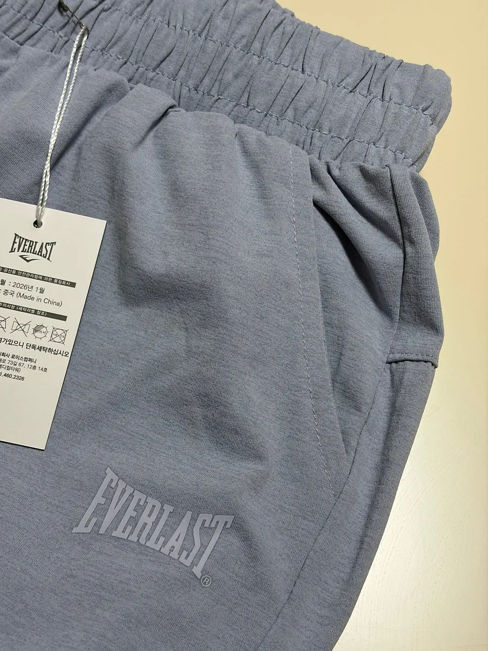 Everyday outfit with the Everlast sweatshirt and jogger pants