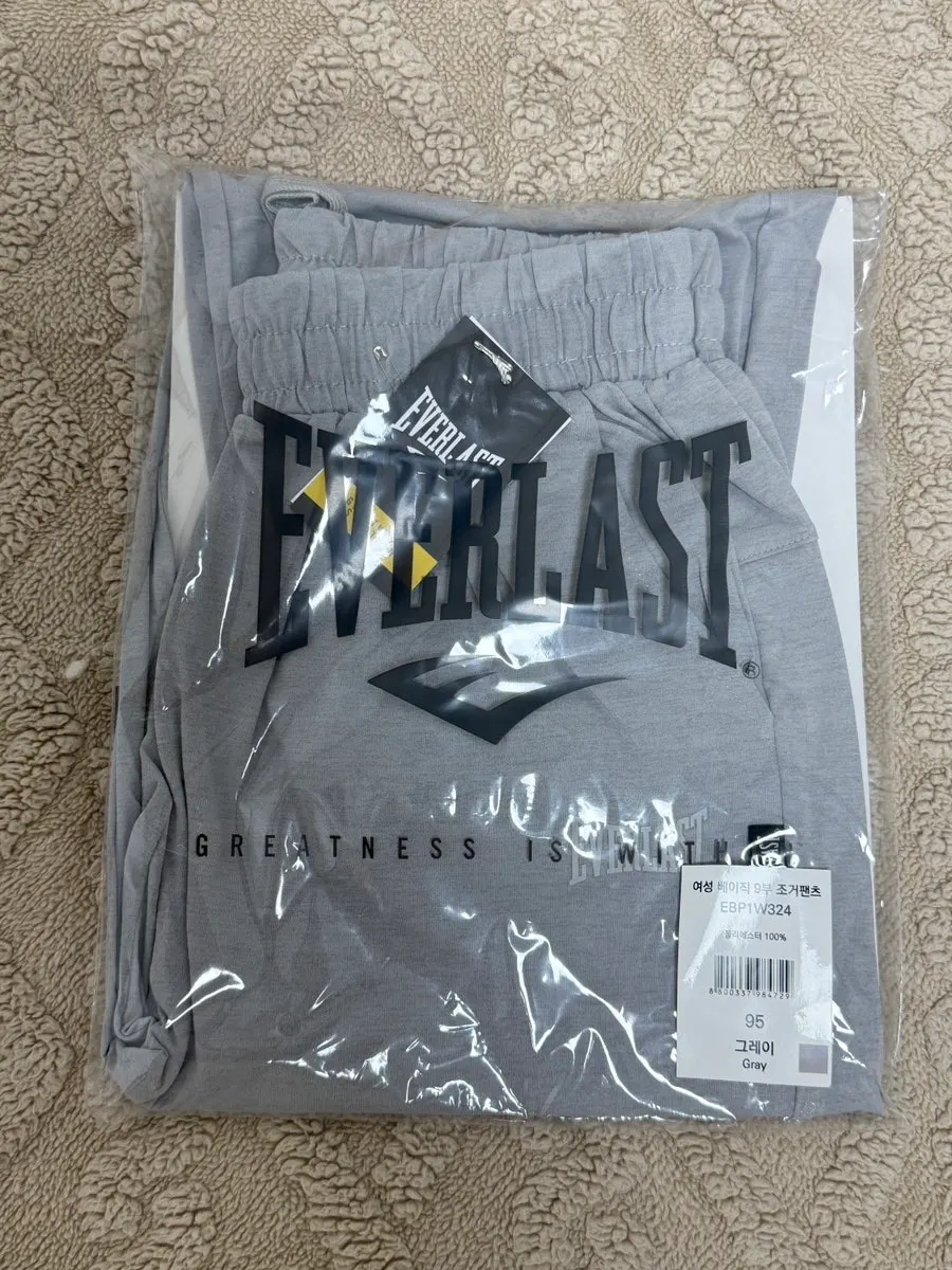 Everlast women’s gray workout set contents