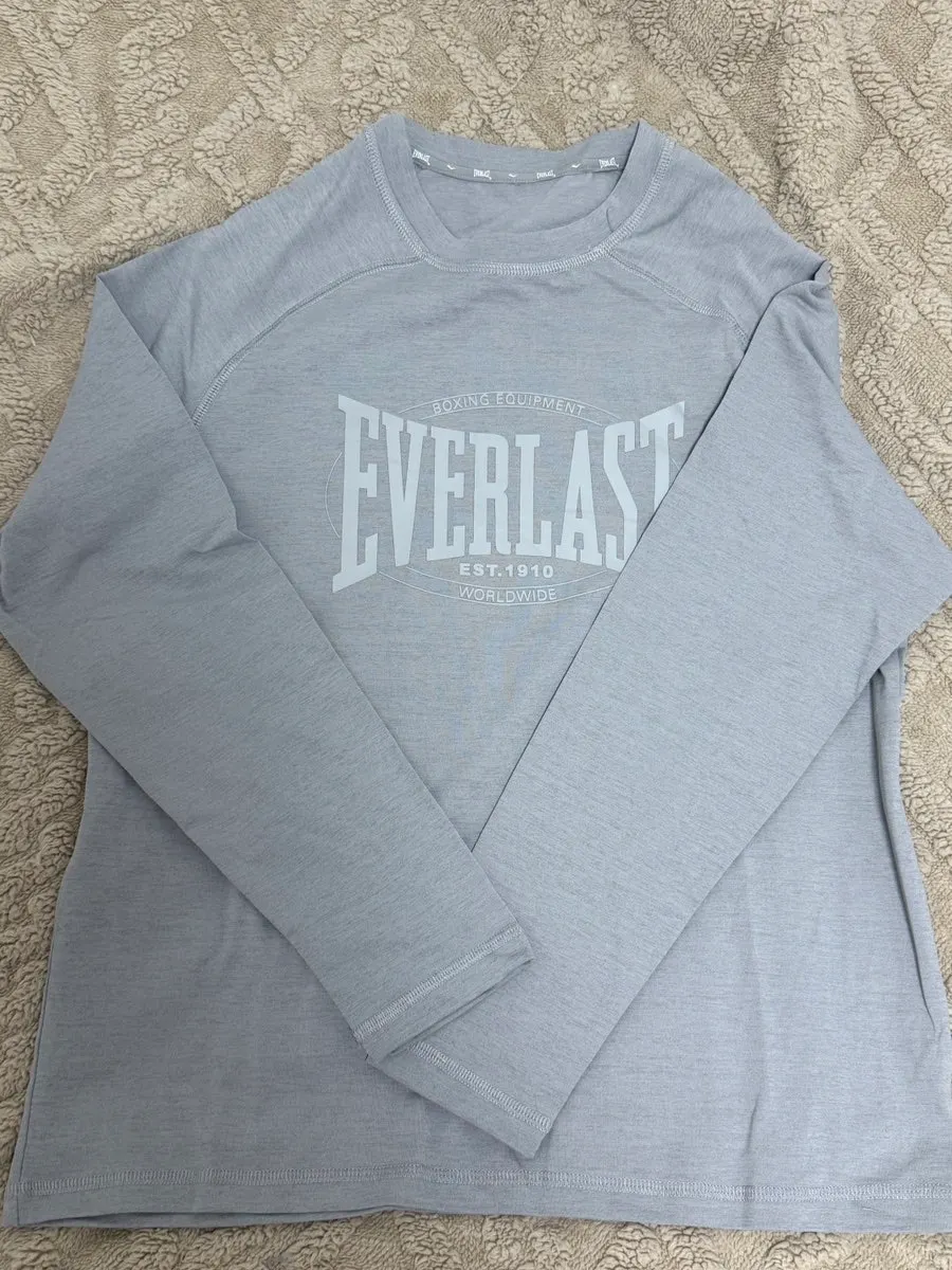 Relaxed fit of the Everlast gray raglan top