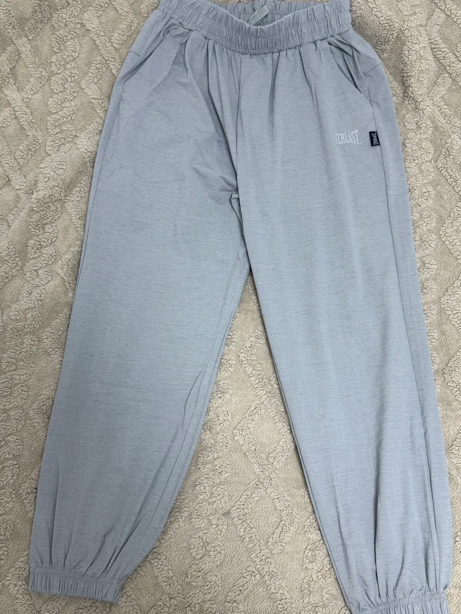 Thin Everlast workout-set fabric and details