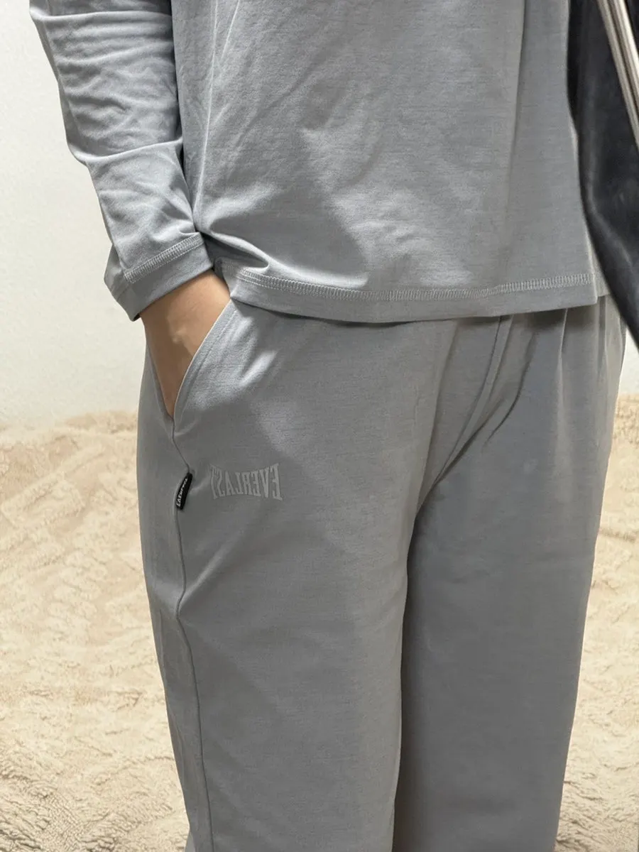 Elastic details and relaxed fit of Everlast jogger pants