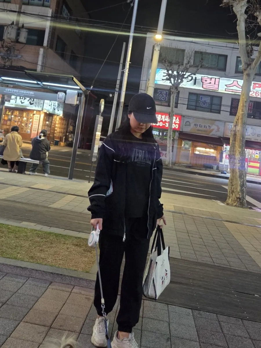 일상에서 자주 입는 에버라스트 트레이닝복