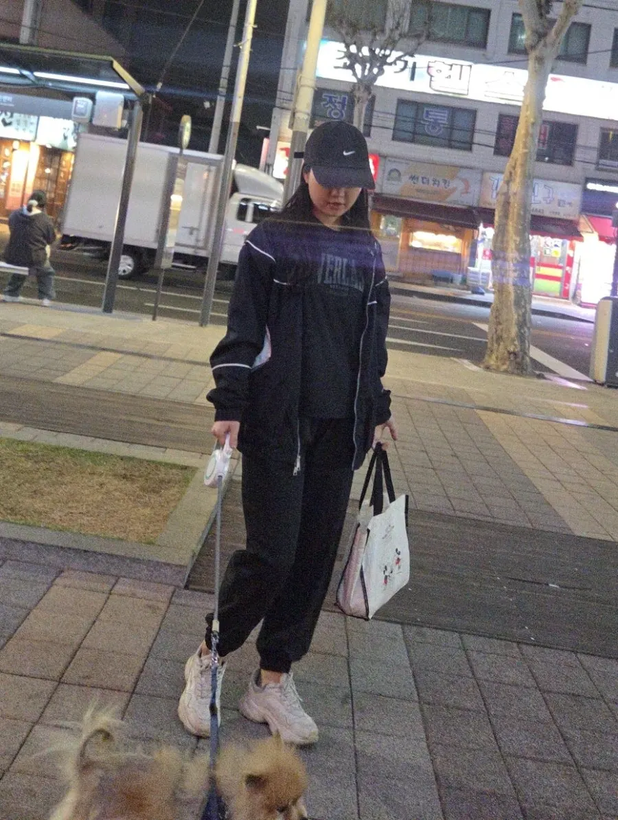 산책할 때 즐겨 입는 블랙 원마일웨어 세트
