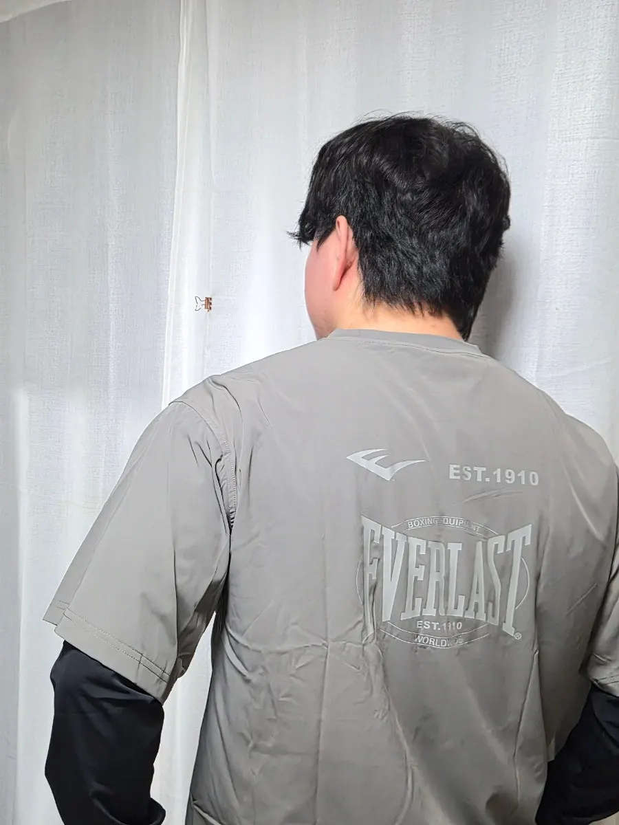 Khaki gray color of the Everlast Running Crew Set