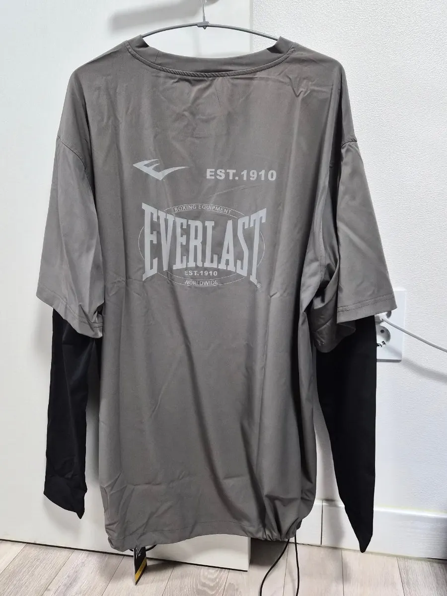 Contrasting-color design on the Everlast layered T-shirt
