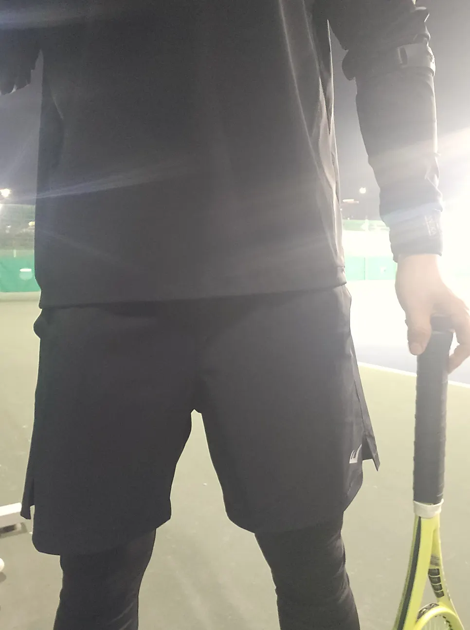 에버라스트 러닝복을 입고 테니스하는 모습