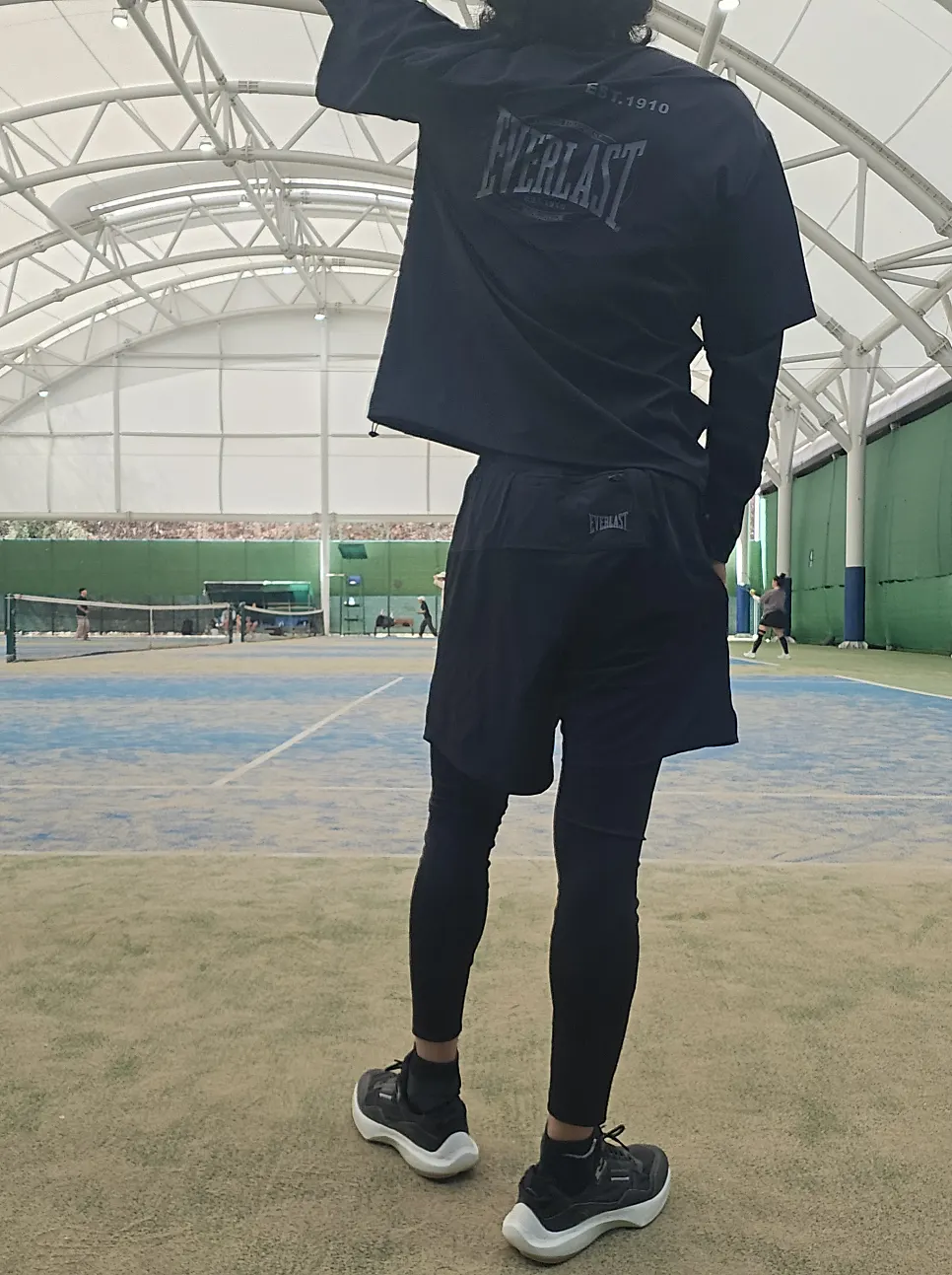 야외 운동 중 레이어드 세트 착용 모습