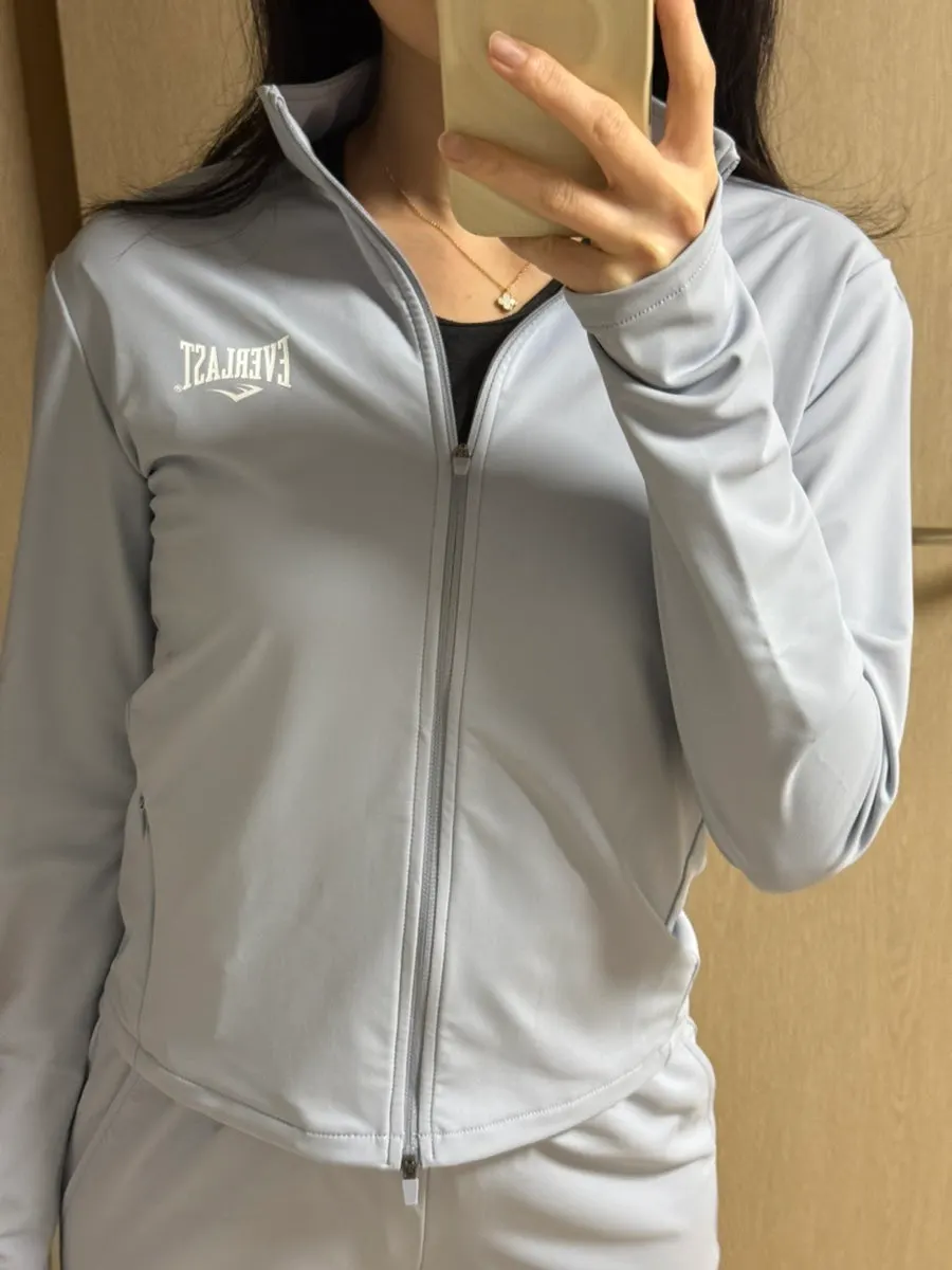 Overall fit of the Ash Blue running jacket and pants set