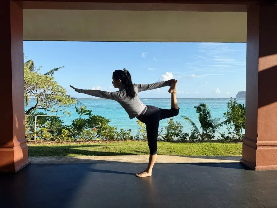 Everlast Running Crew Set worn as a yoga outfit