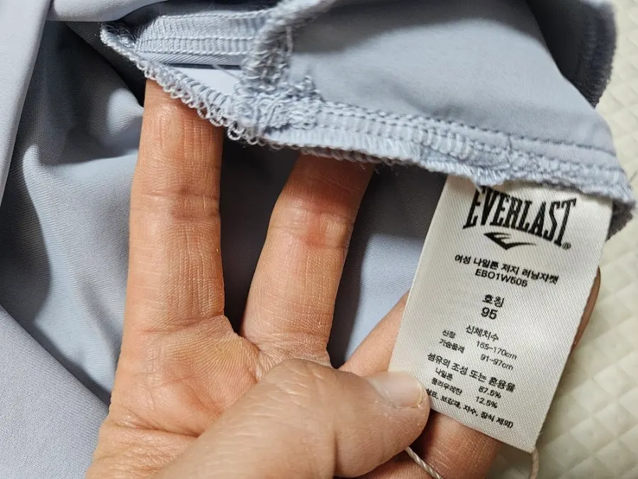Zip pocket along the side seam of the running jacket