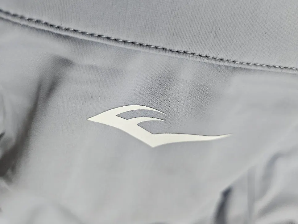 Sleeve thumbhole covering the back of the hand