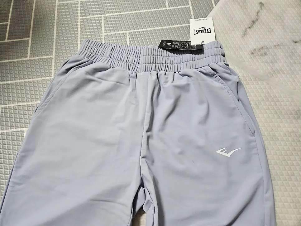Overlock stitching at the running pants hem