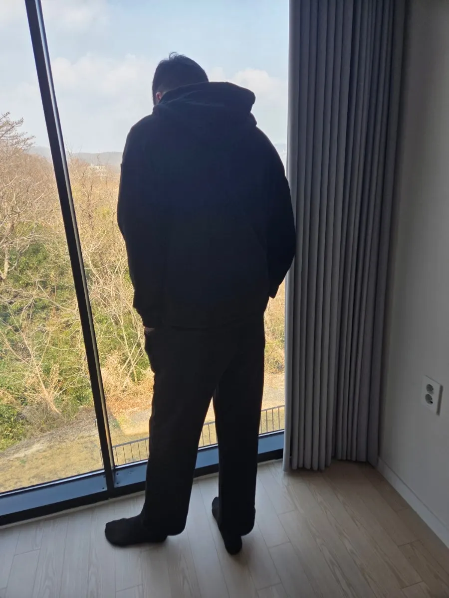 Training outfit with a hoodie zip-up and straight-fit pants