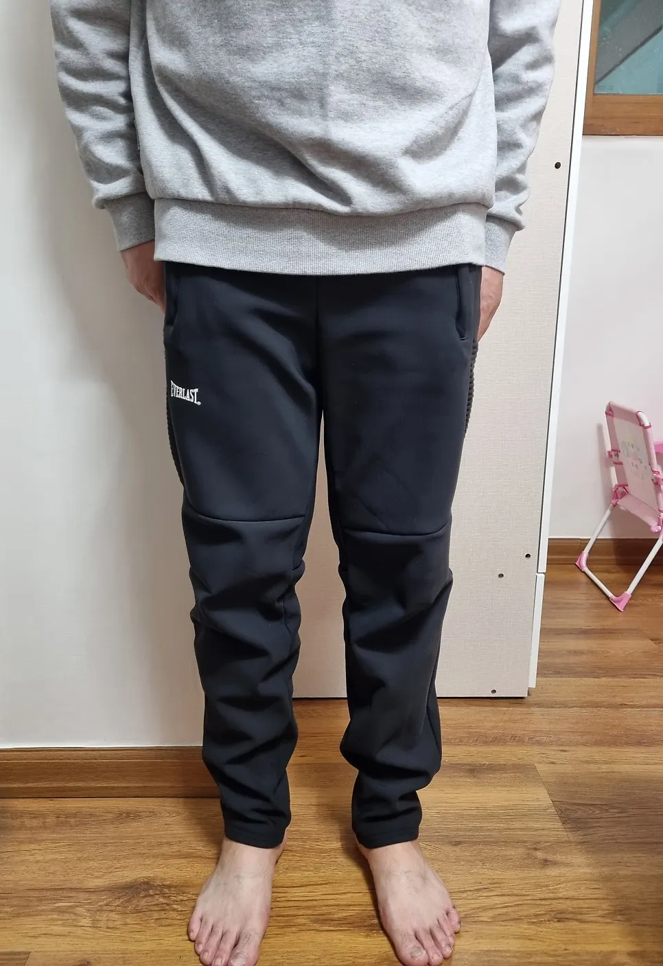 Everlast fleece-lined training pants worn
