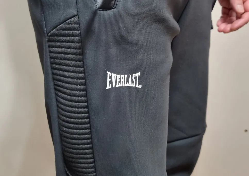 Right-pocket logo detail